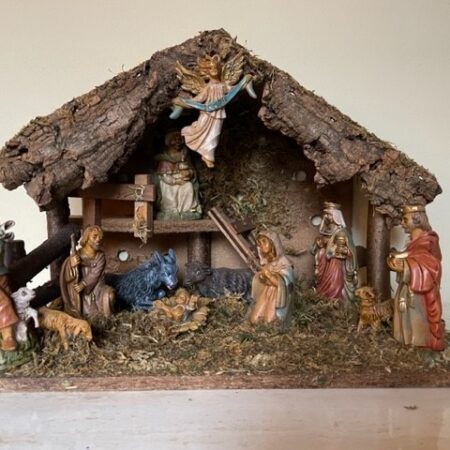 Oude, antieke kerststal met 12 figuren van early plastic uit de jaren 1950-1960