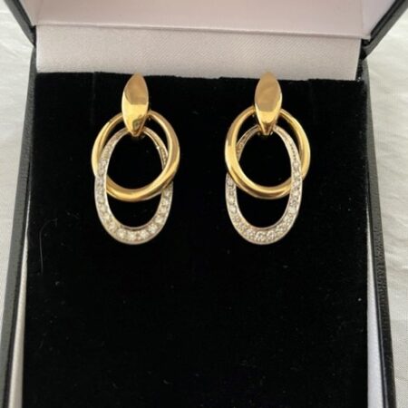 Paar 18 kt. geel en witgouden oorhangers met 38 briljant geslepen diamanten
