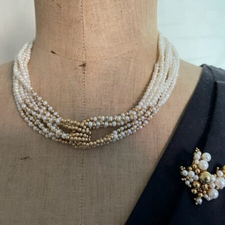 Zoetwater parelcollier 8 rijen met 14 kt. geelgouden balletjes aan geelgouden haakslot