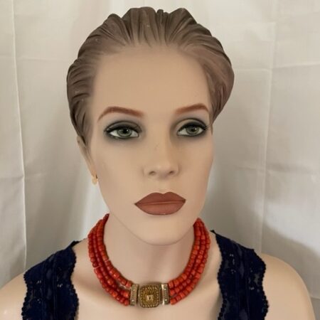 Antiek collier van 3 rijen bloedkoraal aan vierkant 14 kt. geelgouden slot met zijstukken