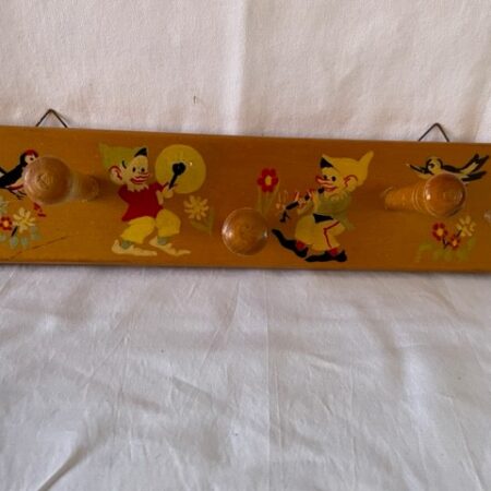 Vintage houten kinder kapstok met handgeschilderde kabouters uit de sixty's