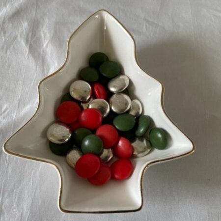 Een Kerst pastille bakje van aardewerk, een kerstboom in room wit en goud