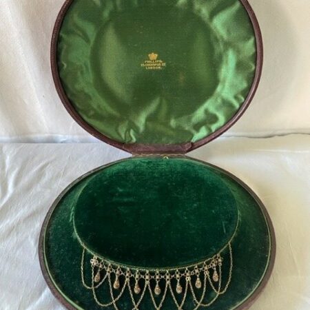 Antiek 14 kt. geelgouden collier met festoenen en filigrain spinnetjes rond 1910