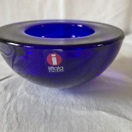 Waxinelicht houder in koningsblauw, dia. 9 cm, hoog 5 cm., model Ballo van Iittala