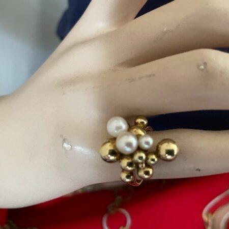14 kt. geelgouden ring een waterval van bubbles 10 gouden ballen en 3 parels jaren 1970