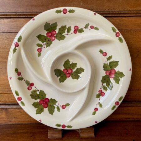 Grote ronde vintage serveerschaal voor Kerstmis met hulst en bessen decoratie
