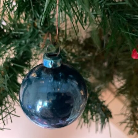 Antieke miniboom of feathertree kerstbal van 4 cm. dun geblazen glas in blauw 1e kwart 1900