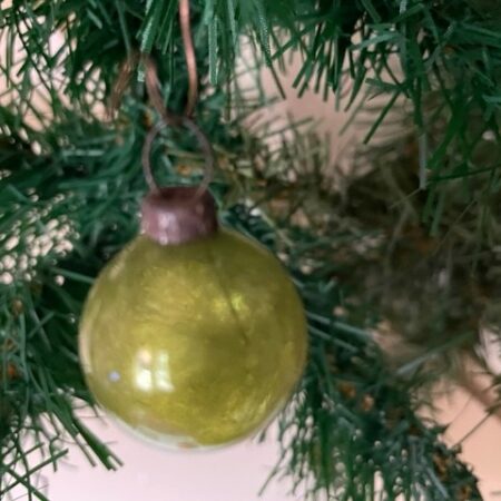 Ieni mini kerstbal voor feathertree of miniboom van dun geblazen glas in mosgroen van voor 1900