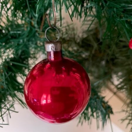 Antieke mini kerstbal van dun geblazen glas in rood 1e kwart 1900
