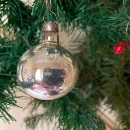 Antieke mini kerstbal van dun geblazen glas in zilver 1e kwart 1900