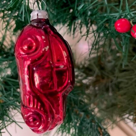 Oude Volkswagen Kever van dun geblazen glas in rood uit de fifty's