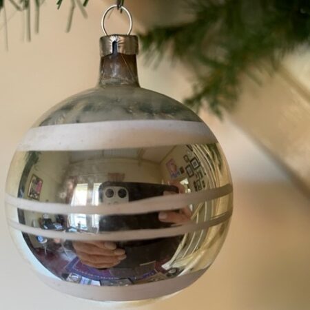 Oude antieke kerstbal van dun geblazen glas in zilver met witte horizontale banden 1e helft 1900