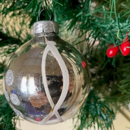 Oude antieke kerstbal van dun geblazen glas in zilver  en wit midden 1900