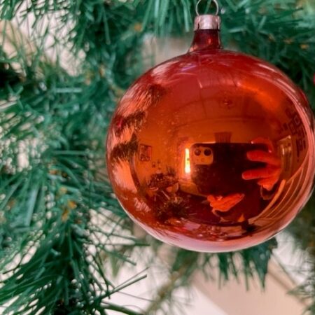 Antieke oude, ronde kerstbal van dun geblazen glas in rood koper kleur 1e kwart 1900
