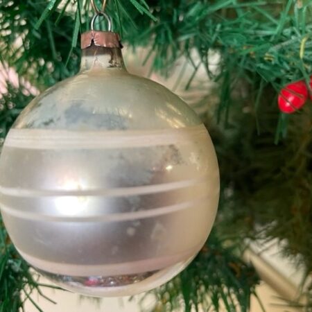 Oude antieke kerstbal van dun geblazen glas in zilver en wit 1e helft 1900