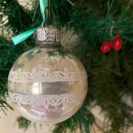 Oude kerstbal van geblazen glas met decoratie van randen met kant in wit midden 1900