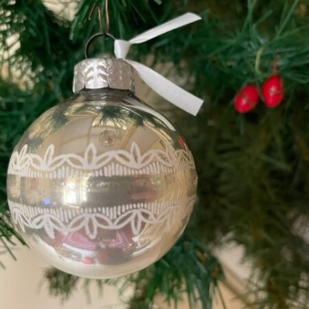 Oude kerstbal dun geblazen glas in zilver met randen van kant gedecoreerd midden 1900