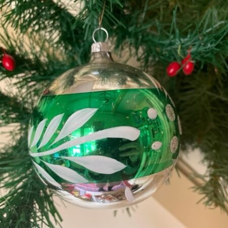 Giga grote kerstbal van dun geblazen glas in zilver en groen en wit midden 1900