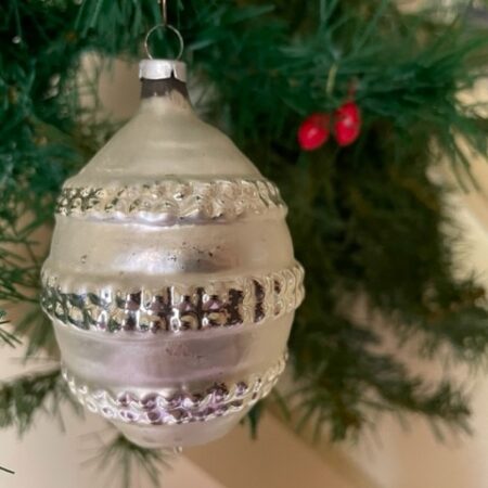 Antieke oude grote bijenkorf van dun geblazen glas in zilver midden 1900