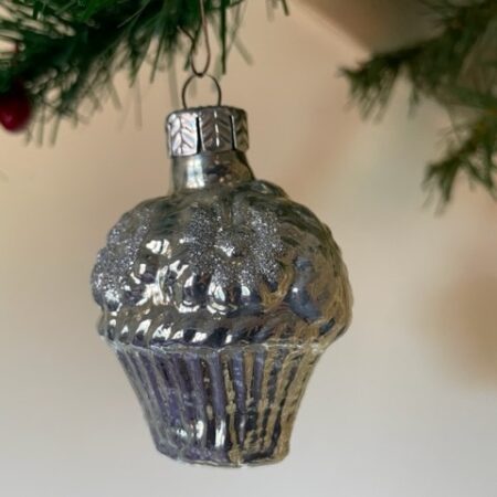 Oude bloemenmand van glas in zilver met decoratie van zilvergruis 3e kwart 1900