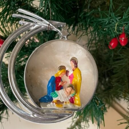 Oude plastic retro diorama kerstbal met de Heilige Familie van polystyrol midden 1900