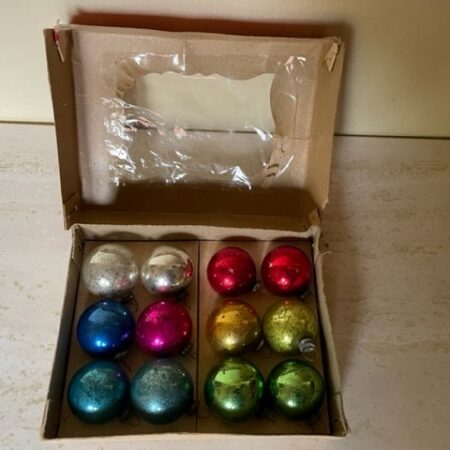 Antieke balletjes van dun geblazen glas in doosje voor feathertree of miniboom rond 1900