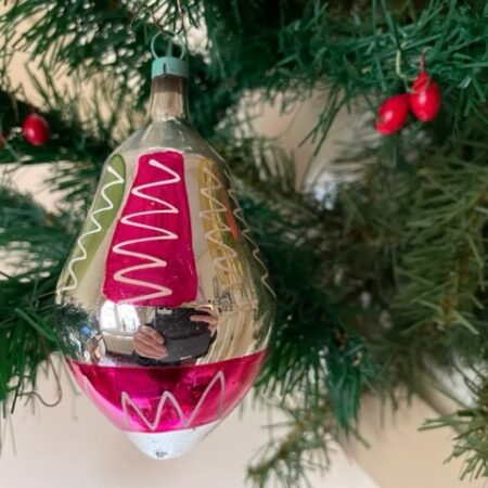 Oude kerstbal een dikke druppel van dun geblazen glas in zilver, hardroze, goud en groen midden 1900