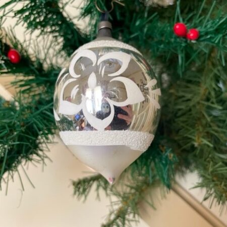 Antieke oude kerstbal een druppel van dun geblazen glas in zilver met florale versiering  midden 1900
