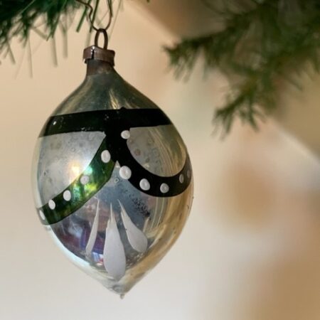 Antieke druppel kerstbal van dun geblazen glas in zilver met groen en witte beschildering 1e kwart 1900