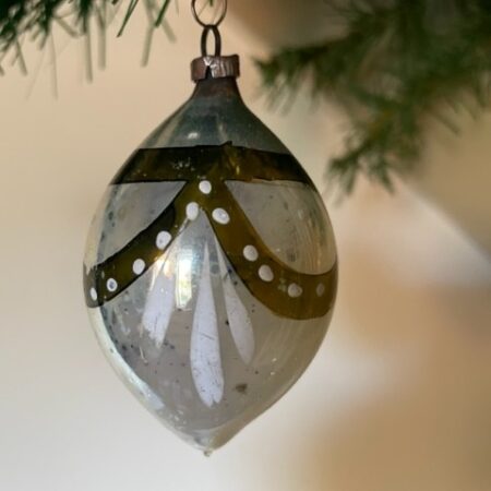 Antieke Kerst druppel van dun geblazen gepatineerd glas in zilver met groen en witte decoratie 1e kwart 1900