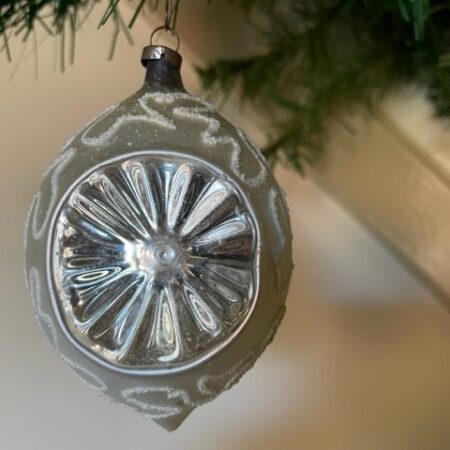 Antieke oude druppel kerstbal met krater van dun geblazen glas in zilver 1e helft vorige eeuw