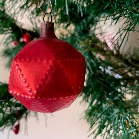 Antieke kerstbal van vliesdun geblazen glas een rode leren sport bal met stiksels begin 1900