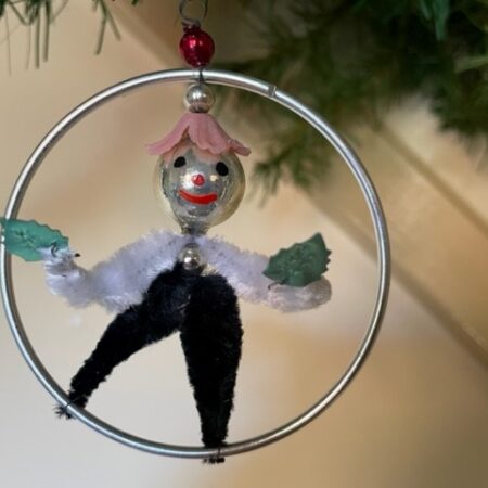 Oude antieke Gablonzer circus artieste in ring met bladeren 1930-1950