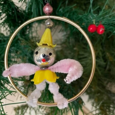 Vrolijk danseresjes met geel rokje in gouden ring uit Gablonz 1e helft 1900