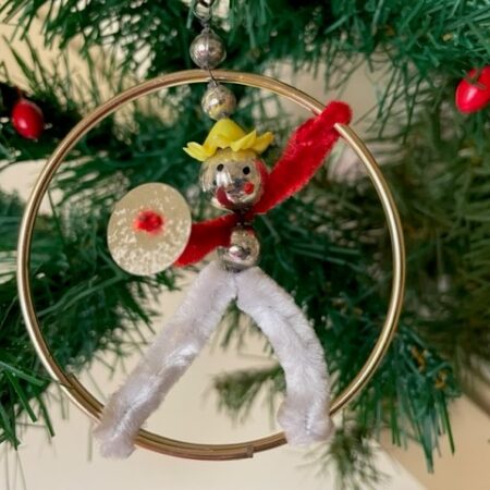 Gablonzer jongens jongleur van dun glas en chenille in goudkleurige ring
