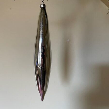Antieke lange, gladde kerstpegel van vliesdun geblazen glas in zilver 1e helft vorige eeuw