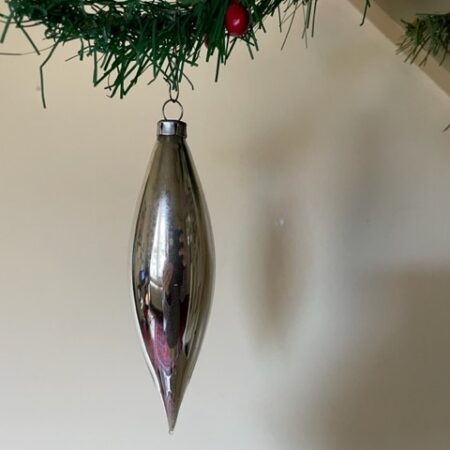 Antieke oude, gladde Kerst pegel van dun geblazen glas in zilver 1e helft 1900