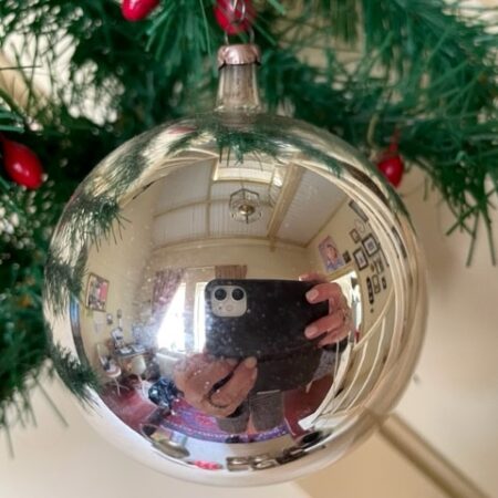 Giga grote kerstbal van 13 cm. van dun geblazen glas in zilver 1e kwart 1900