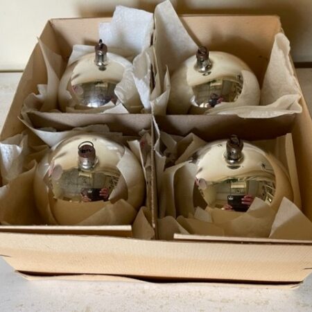 Doos met 4 antieke, grote, dun geblazen ronde kerstballen in zilver 1e kwart 1900