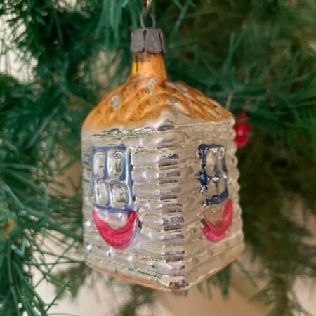 Antieke oude kerstbal een flink vierkant huis van dun geblazen glas in pastel 1e kwart 1900