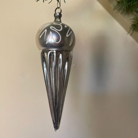 Antieke oude kerstbal een ijsco of tol van dun geblazen glas in zilver en wit 1e helft 1900