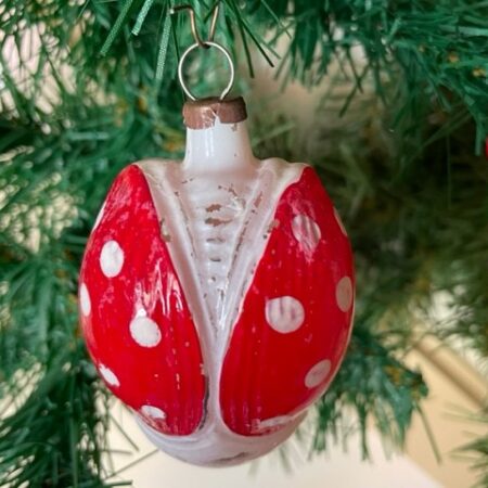 Antiek Kerst lieveheersbeest of kapoentje van dun geblazen glas in rood, zwart en wit