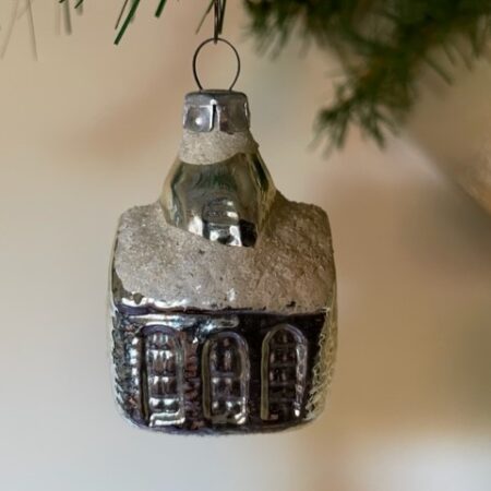 Oude kleine besneeuwde Kerst kapel van dun geblazen glas in zilver midden 1900
