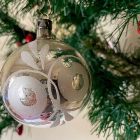 Oude antieke, ronde kerstbal van dun geblazen glas in zilver en wit 1e helft 1900