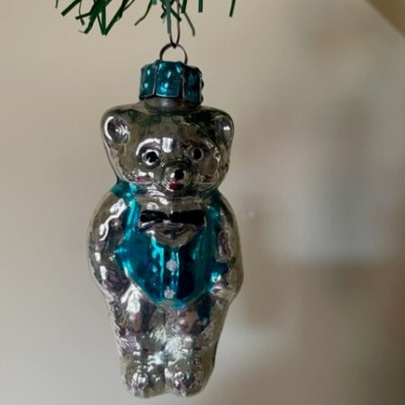 Een oude gezellige blauwe brombeer van dun glas voor in de kerstboom 3e kwart 1900
