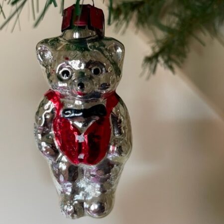 Oude kerstbal een beer van dun glas in een rood pak 3e kwart 1900