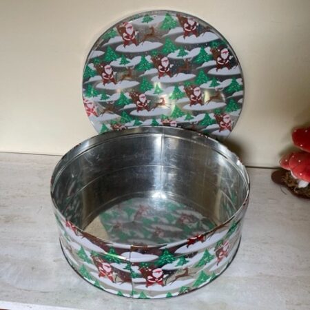 Giga groot rond Kerst blik met decoratie in zilver, groen, bruin en rood 2e helft 1900