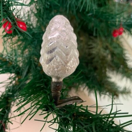 Oude antieke kerstboom van dun geblazen glas in zilver op klem of veer 1e kwart 1900