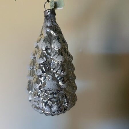 Antieke kerstboom met paddenstoelen en kabouter van dun geblazen glas in zilver en wit