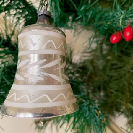 Antieke oude kerstklok van vliesdun geblazen glas in zilver en wit 1e kwart 1900